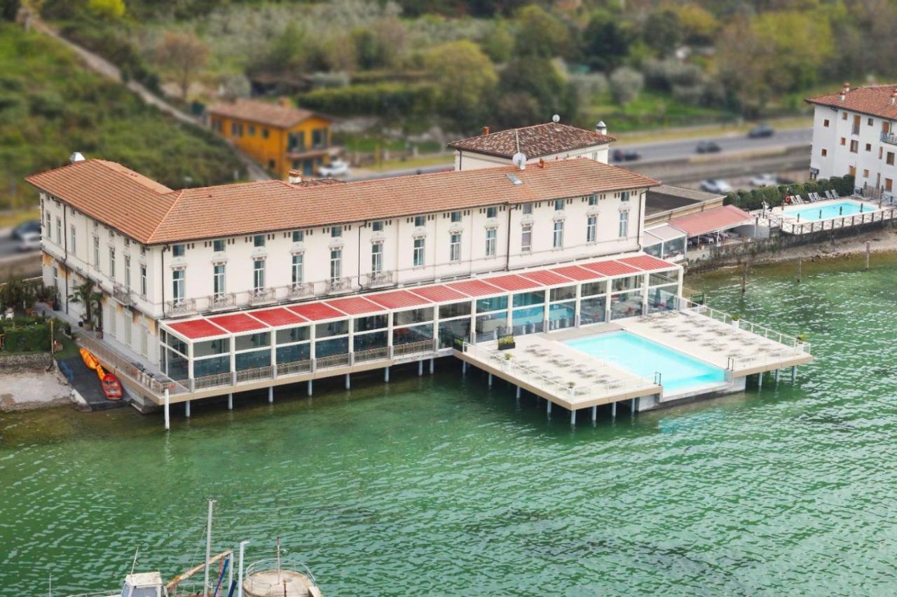 Araba Fenice Hotel Iseo Bagian luar foto