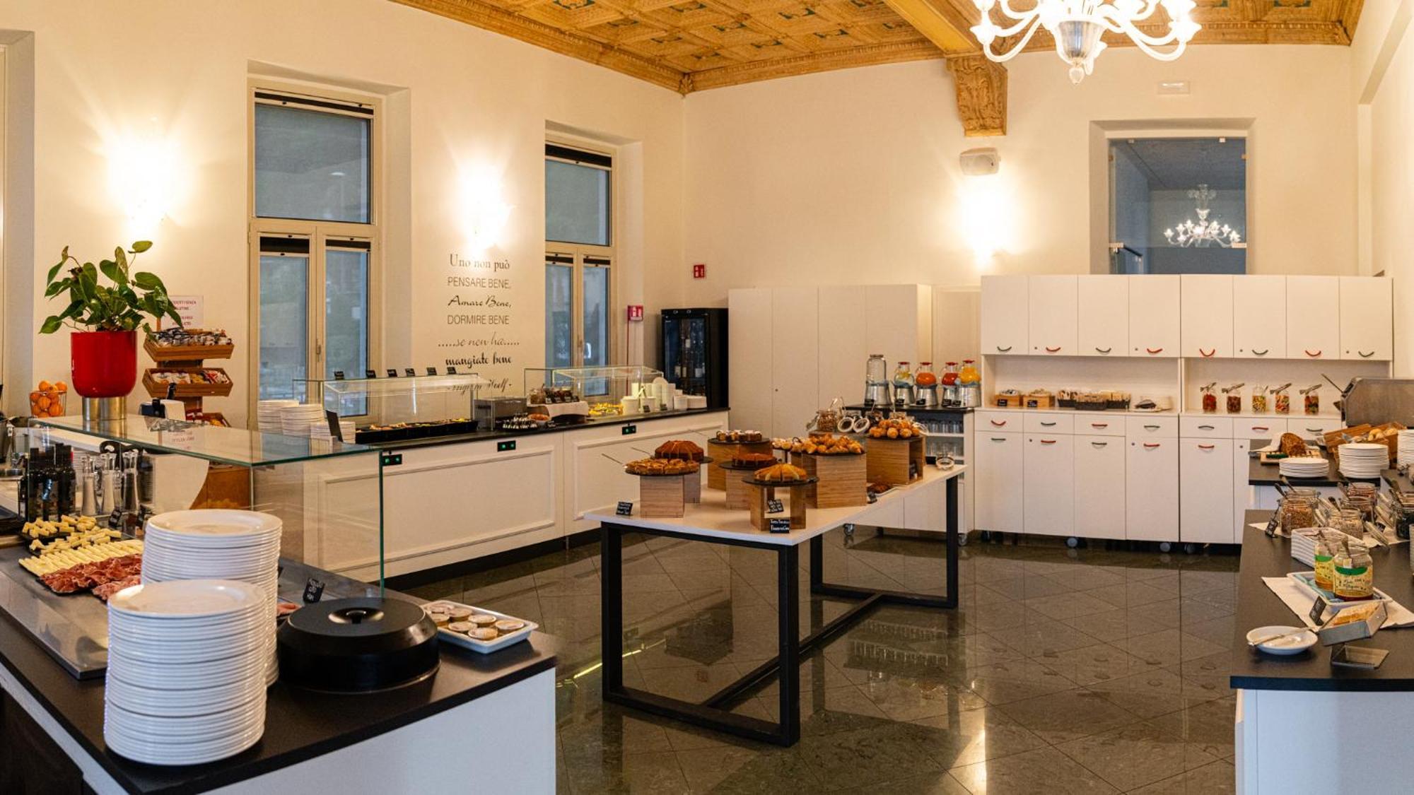 Araba Fenice Hotel Iseo Bagian luar foto